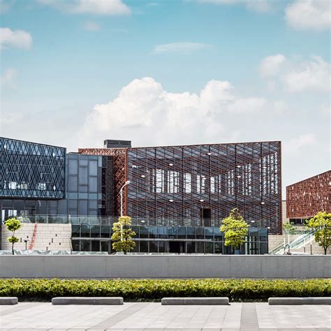 The Shifting Landscape of Headquarters Relocations: .